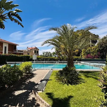 Elegant Sea View Retreat In Historic With Pool Apartman